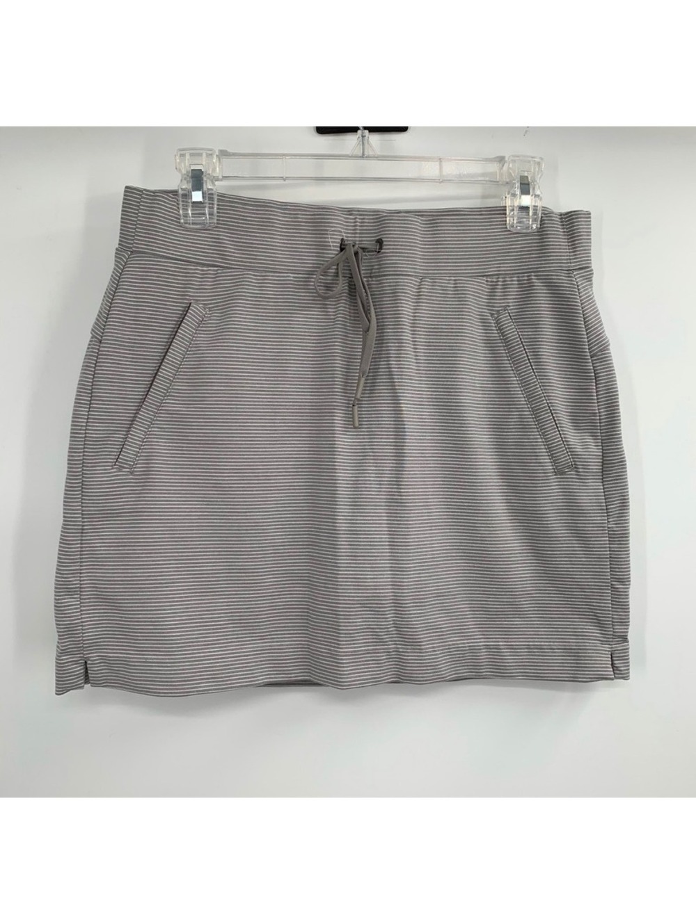Athleta XS Gray Striped Athletic Skort with Zip Pockets